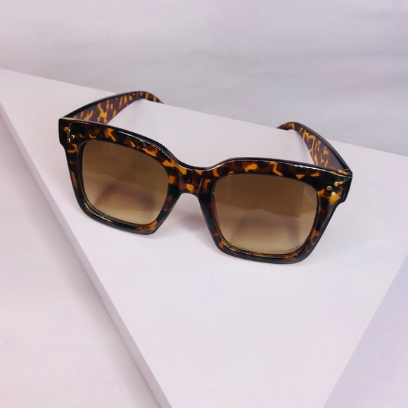 CLOSET REHAB Accessories - 🆑 Square Frame Sunglasses in Tortoise